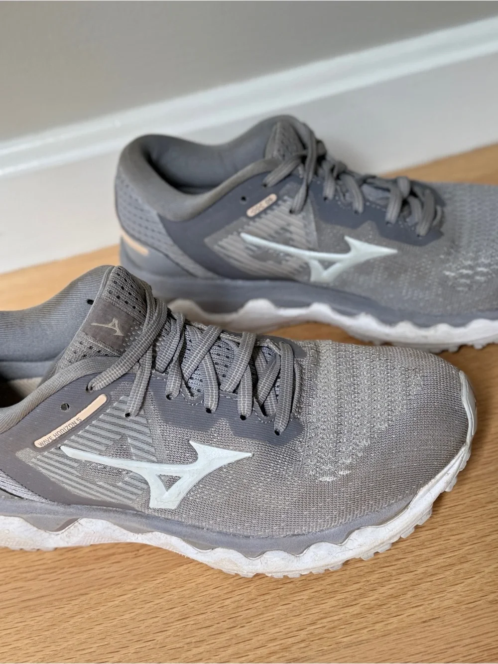 Mizuno Wave Horizon 5 Women’s Running Shoes – Gray/Silver – Size 7.5